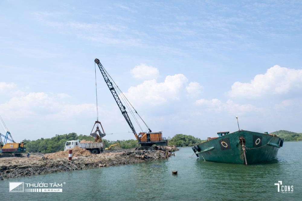 Phối hợp cẩu, tàu và phương tiện bốc xếp trong điều kiện thi công đường thủy.