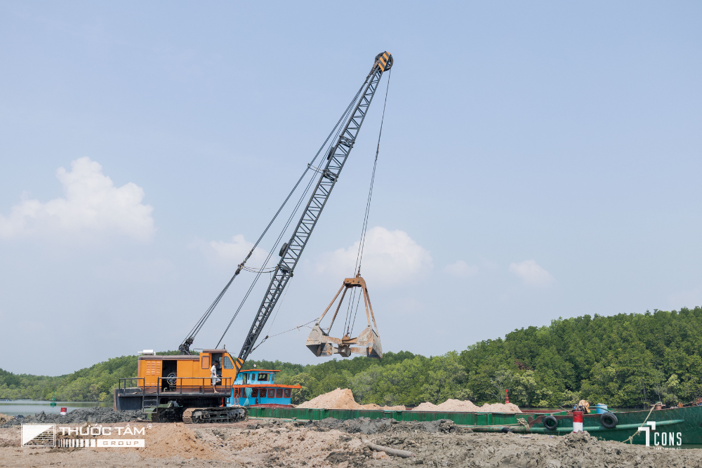 Vận hành bốc xếp tại bến thủy, phục vụ trung chuyển và thi công hạ tầng.